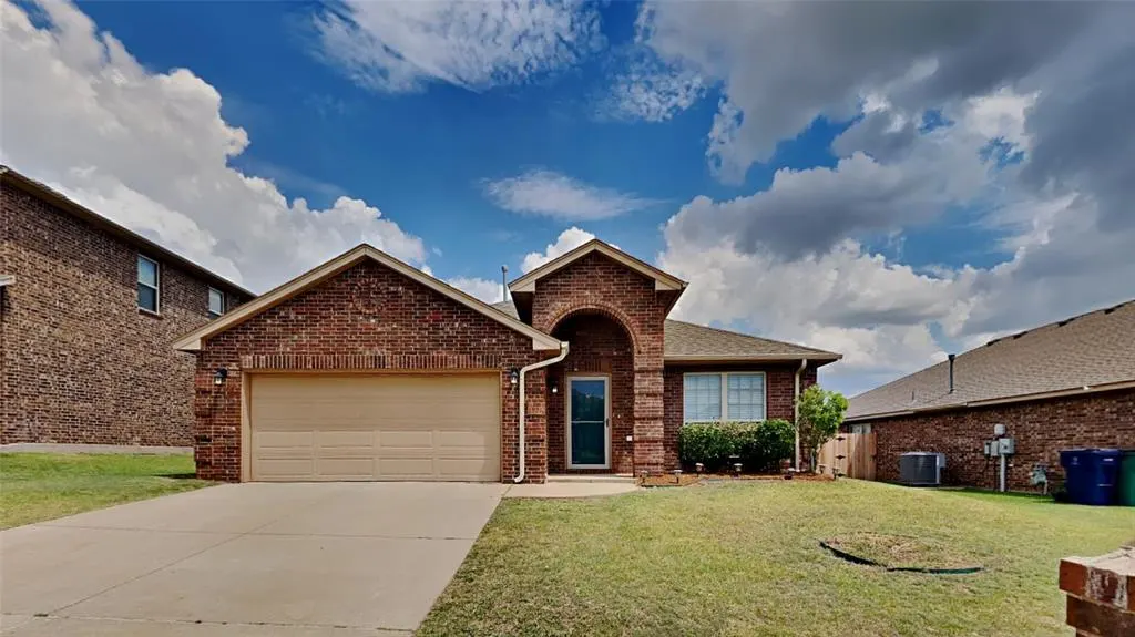 Photo 2 — 11305 NW 94th Street, Yukon, OK 73099