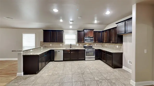 Photo 8 — 11305 NW 94th Street, Yukon, OK 73099