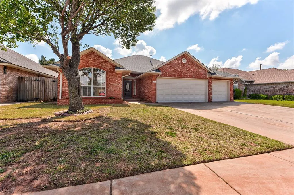Photo 2 — 9216 Lakecrest Drive, Oklahoma City, OK 73159