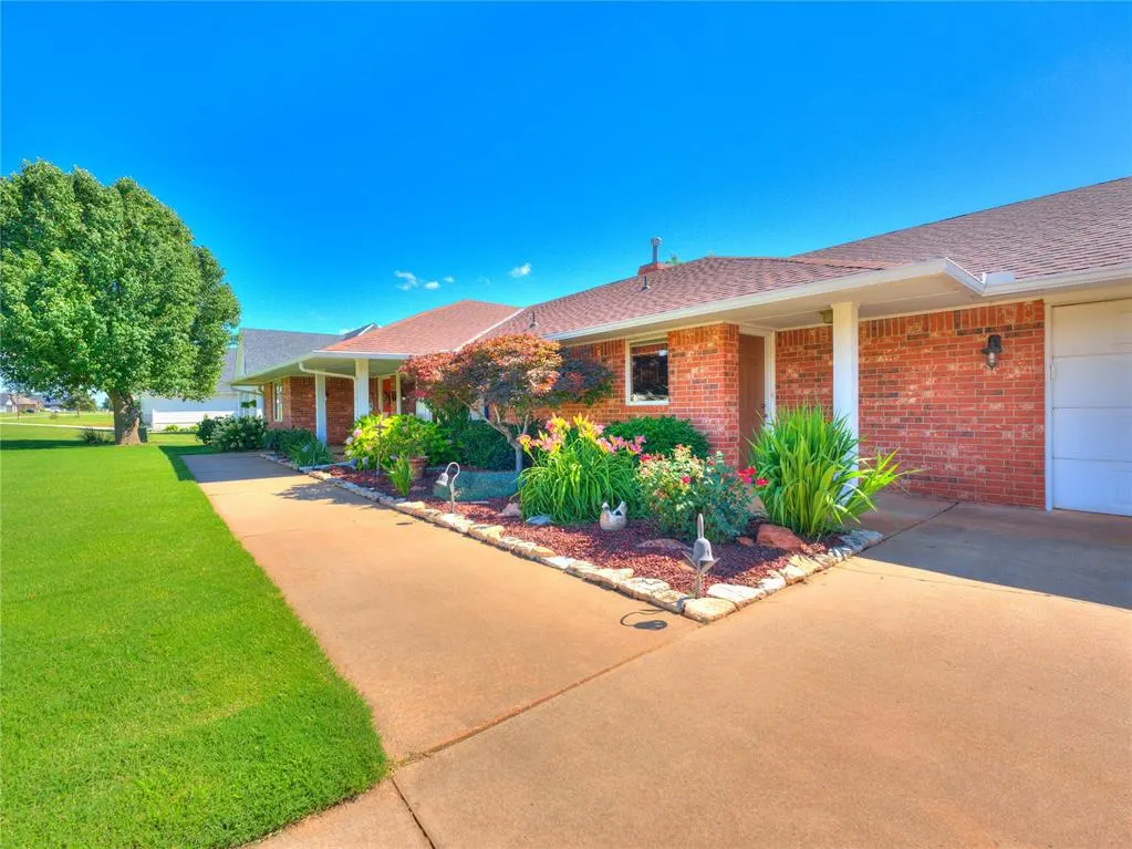 Front exterior — 1725 Cedar Valley Manor, Guthrie, OK 73044