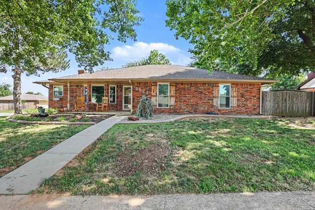 Front exterior — 2824 Smiling Hill Boulevard, Edmond, OK 73013