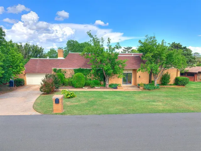 Photo 2 — 10208 Westlake Drive, Oklahoma City, OK 73162