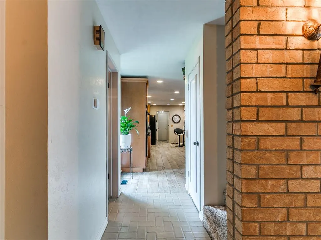 Photo 11 — 10208 Westlake Drive, Oklahoma City, OK 73162