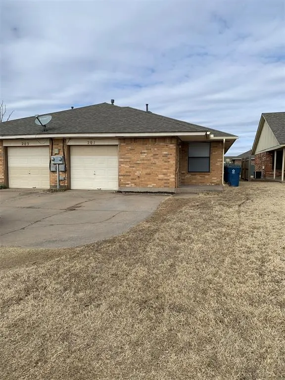 Front exterior — 201 Barrett Place, Edmond, OK 73003