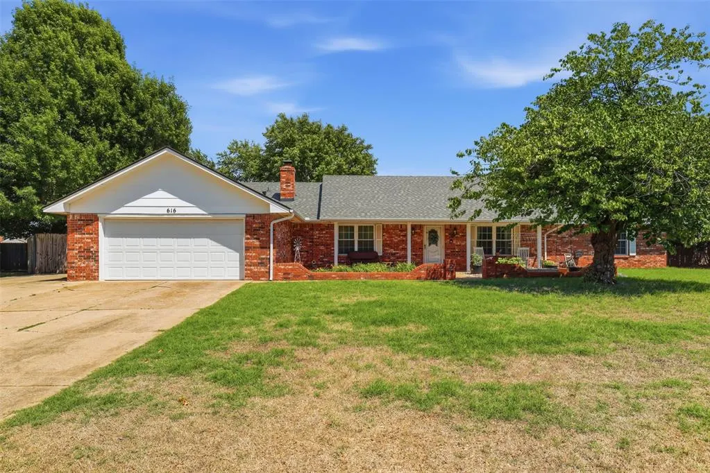 Photo 2 — 616 N Falcon Way, Mustang, OK 73064