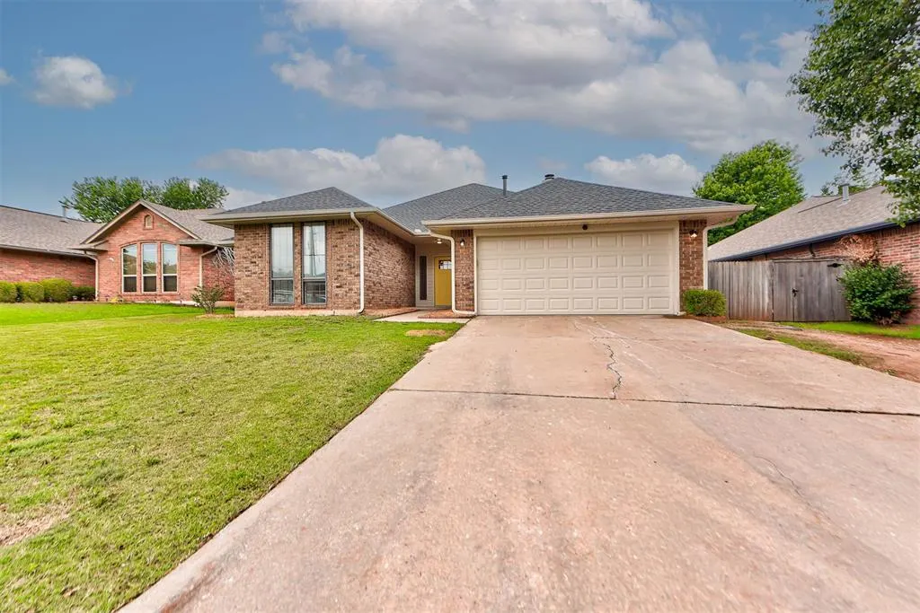 Photo 2 — 8013 Wilshire Ridge Drive, Oklahoma City, OK 73132