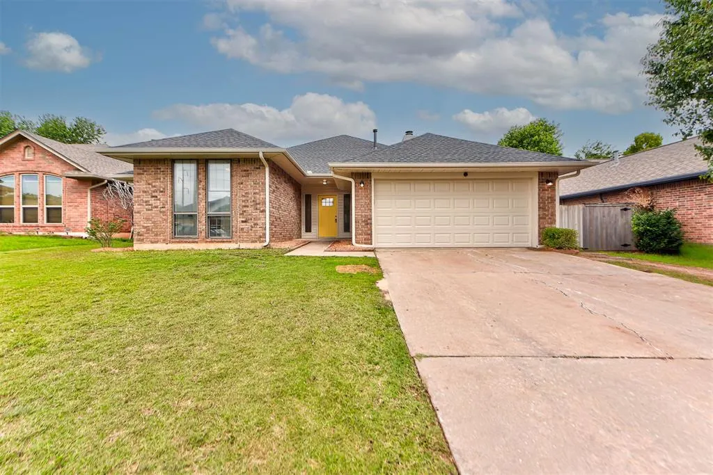 Photo 3 — 8013 Wilshire Ridge Drive, Oklahoma City, OK 73132