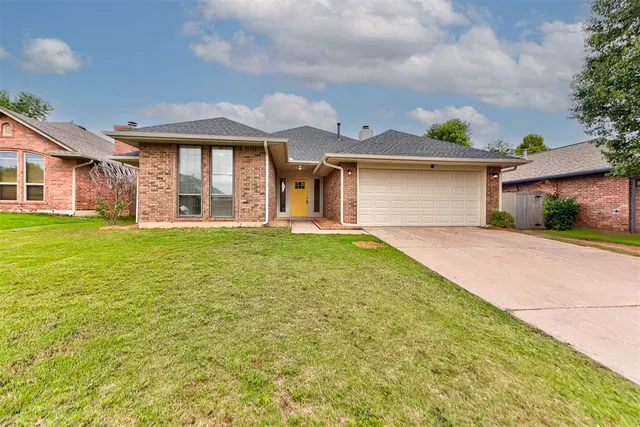 Photo 4 — 8013 Wilshire Ridge Drive, Oklahoma City, OK 73132