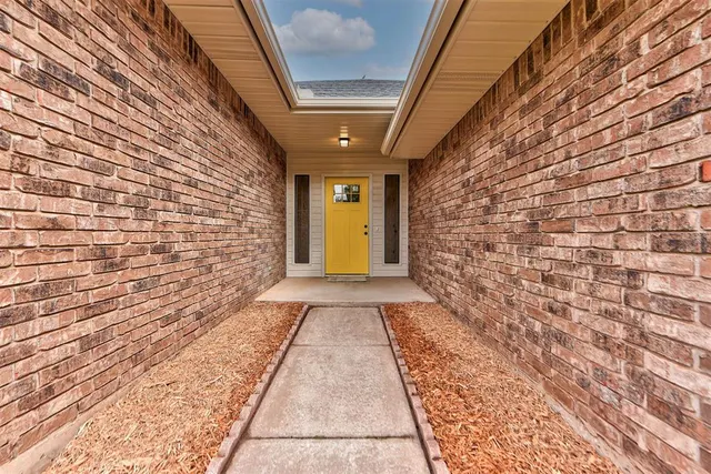 Photo 5 — 8013 Wilshire Ridge Drive, Oklahoma City, OK 73132