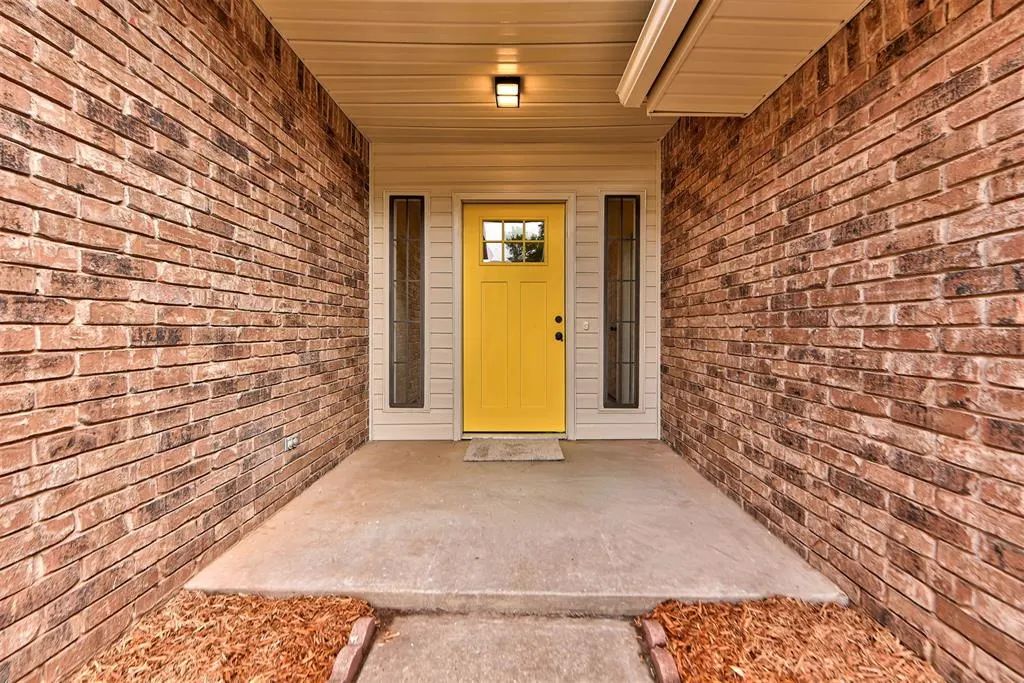Photo 6 — 8013 Wilshire Ridge Drive, Oklahoma City, OK 73132