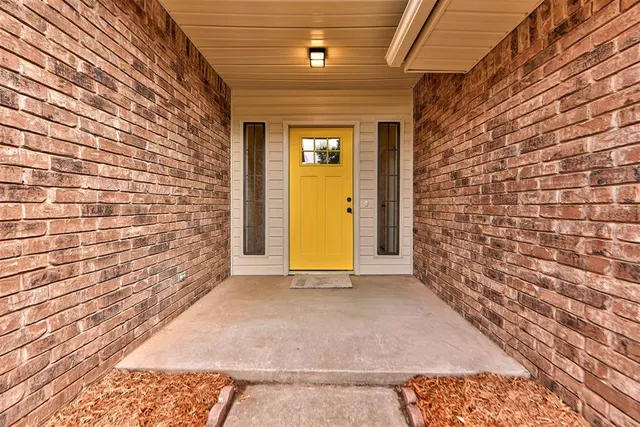 Photo 6 — 8013 Wilshire Ridge Drive, Oklahoma City, OK 73132