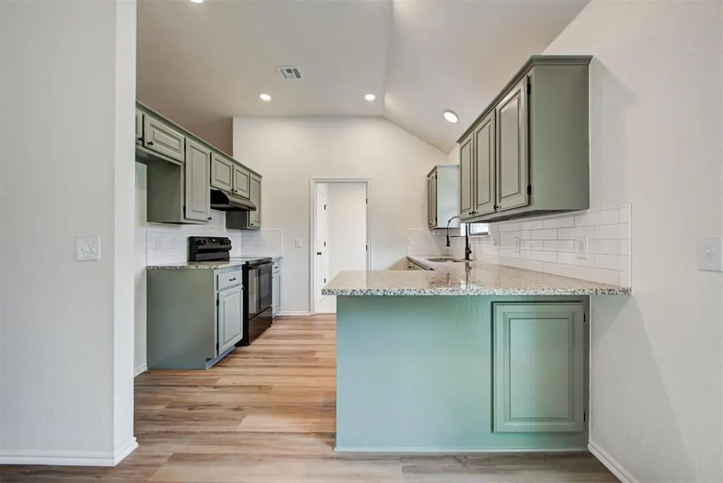 Photo 18 — 8013 Wilshire Ridge Drive, Oklahoma City, OK 73132