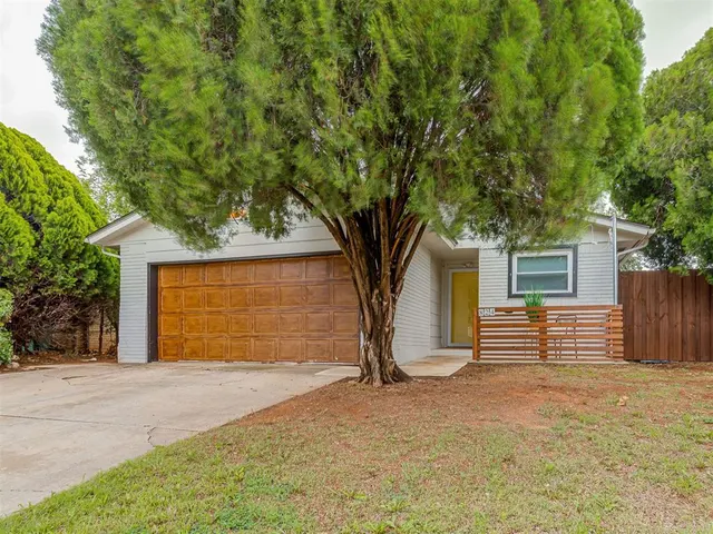 Photo 2 — 824 NW 104th Street, Oklahoma City, OK 73114