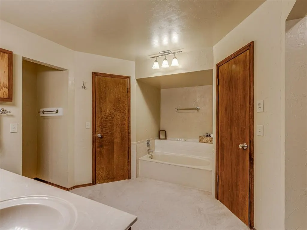 Photo 12 — 2608 Northwood Lane, Edmond, OK 73013