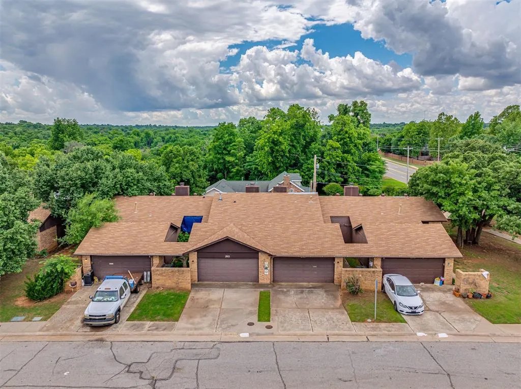 Front exterior — 2910 Stonepoint Dr 2910, Edmond, OK 73034