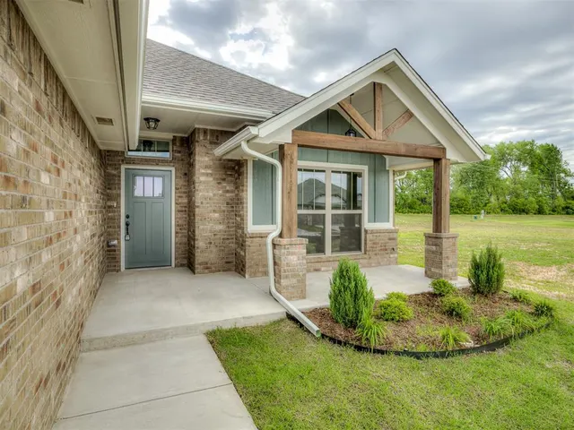 Photo 2 — 7620 Three Woods Lane, Yukon, OK 73099
