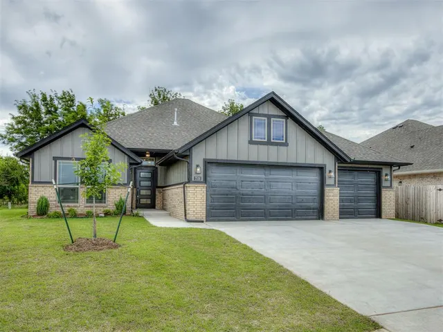 Photo 2 — 7516 Three Woods Lane, Yukon, OK 73099