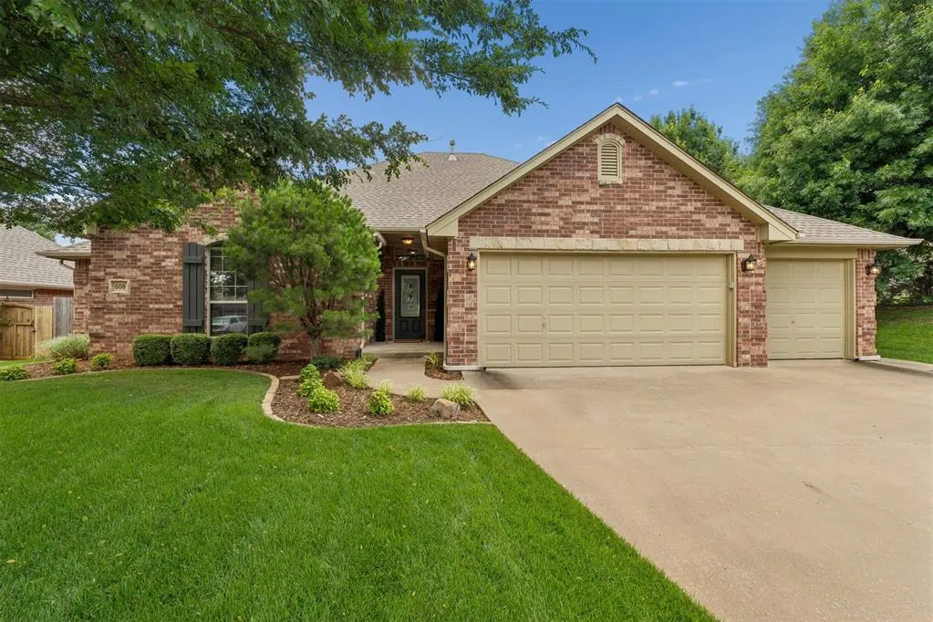 Photo 2 — 608 Ash Grove Circle, Edmond, OK 73003