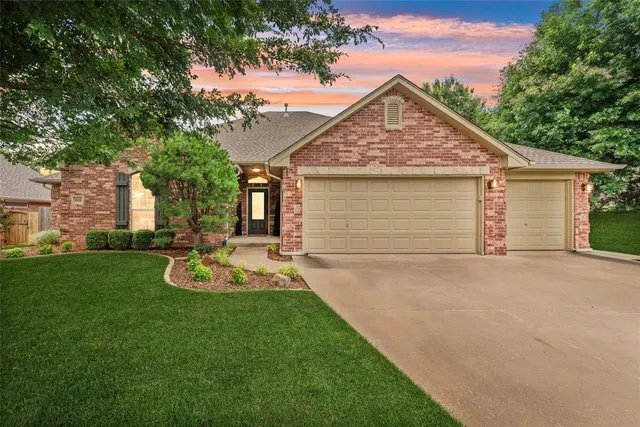 Front exterior — 608 Ash Grove Circle, Edmond, OK 73003
