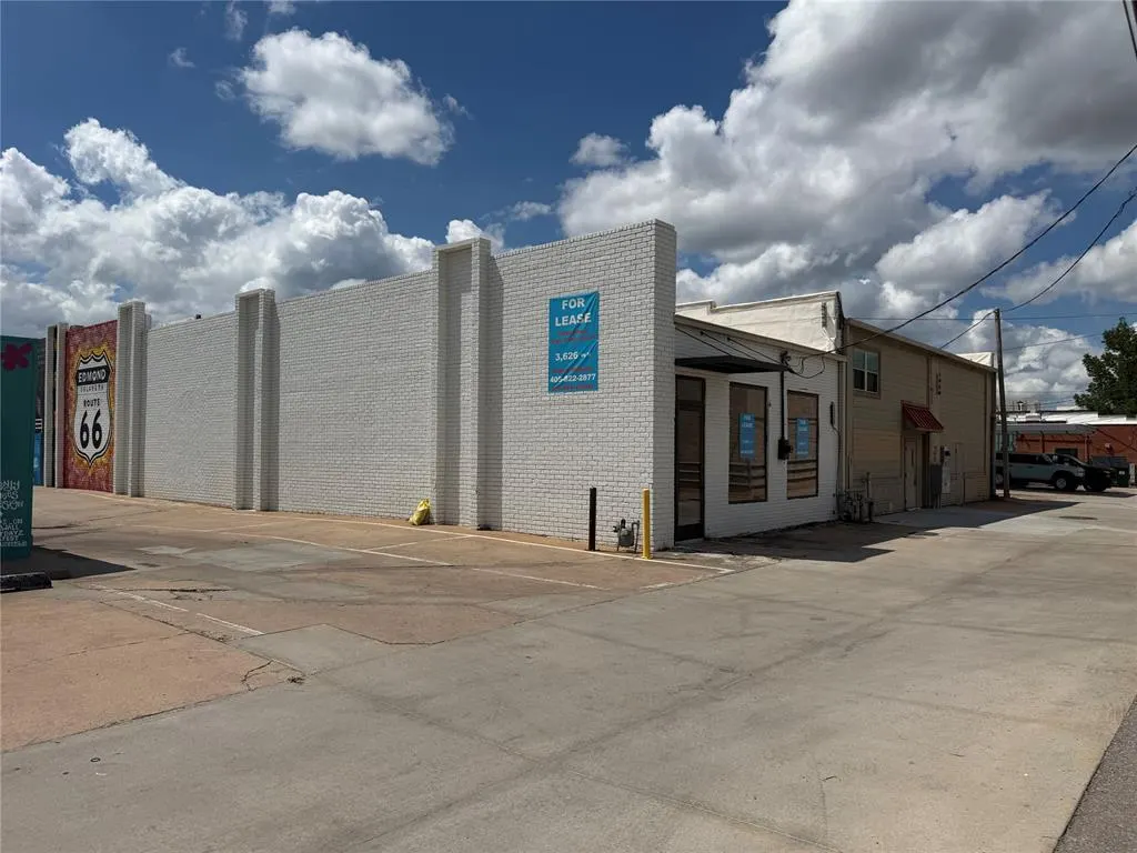 Front exterior — 116 S Broadway Extension, Edmond, OK 73034