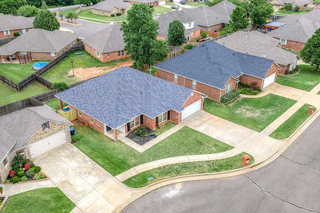 Photo 4 — 11017 NW 107th Circle, Yukon, OK 73099