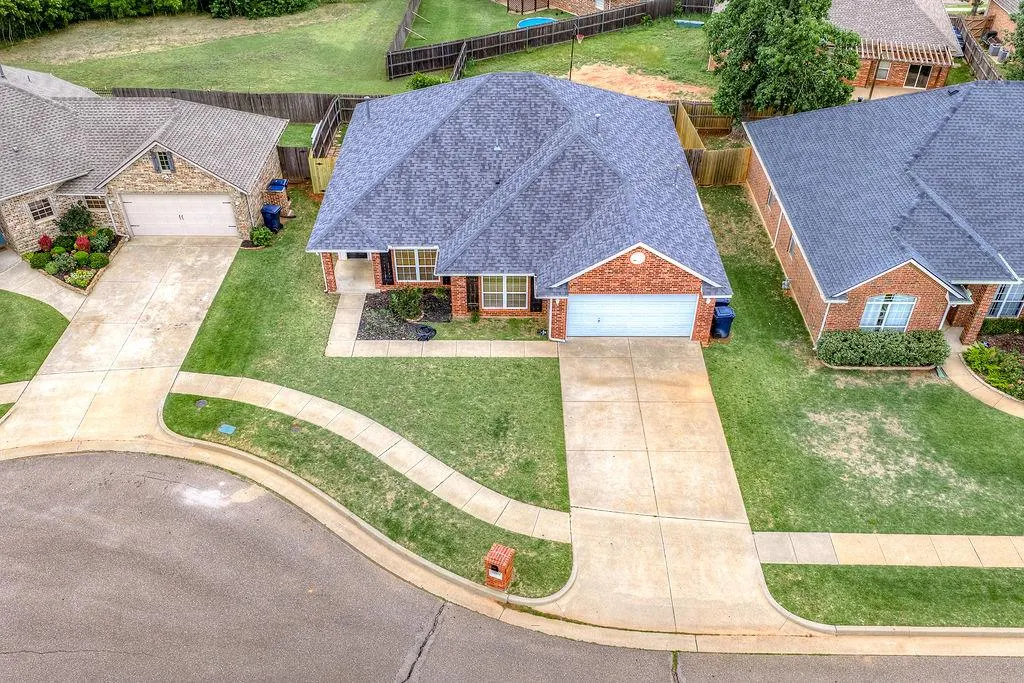 Photo 5 — 11017 NW 107th Circle, Yukon, OK 73099