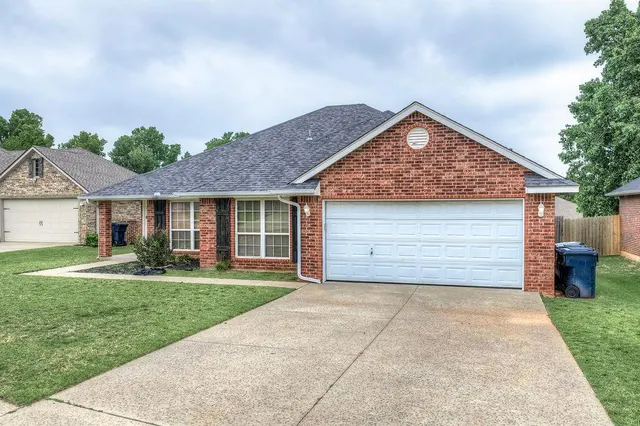 Photo 6 — 11017 NW 107th Circle, Yukon, OK 73099