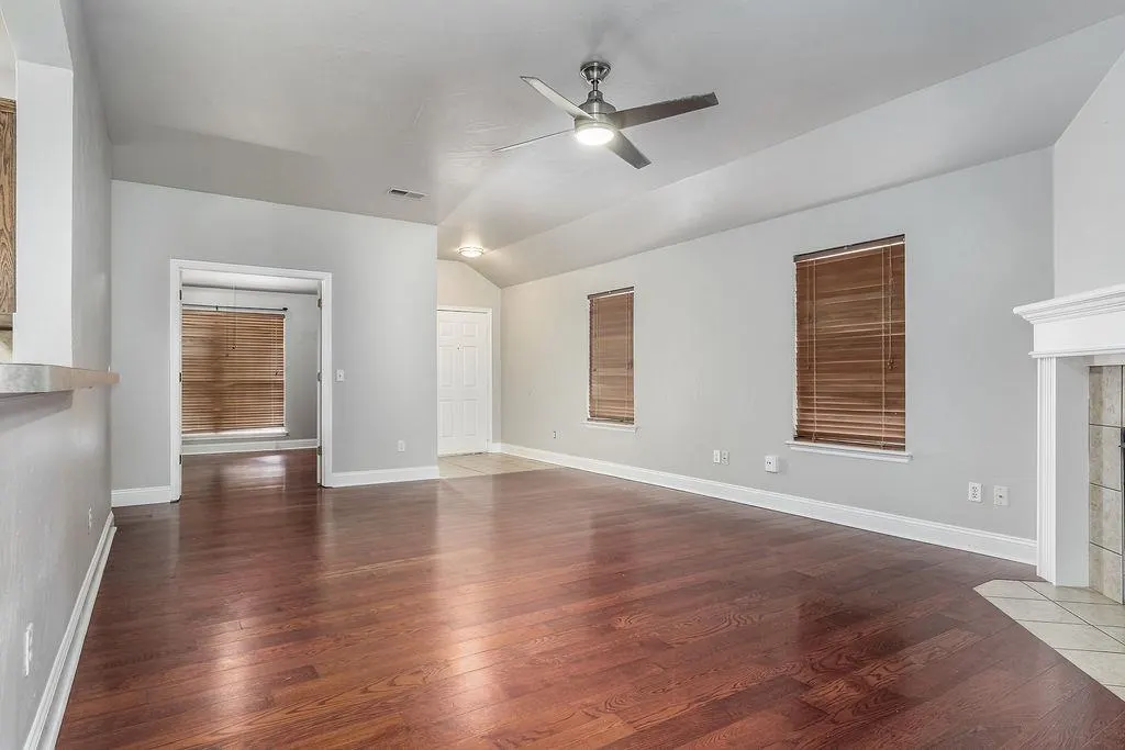 Photo 9 — 11017 NW 107th Circle, Yukon, OK 73099