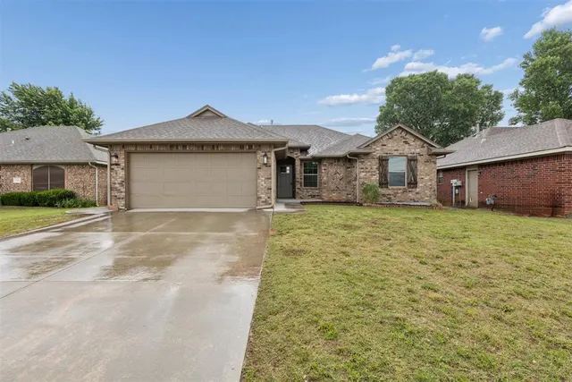 Front exterior — 512 S Castle Ridge Lane, Mustang, OK 73064