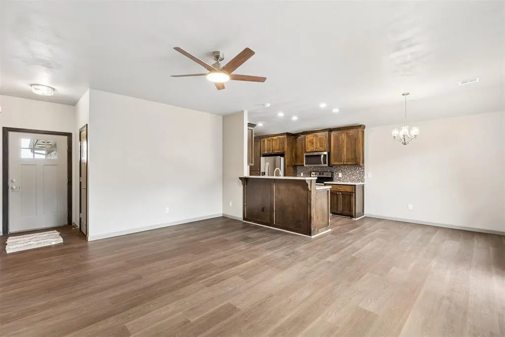 Photo 11 — 512 S Castle Ridge Lane, Mustang, OK 73064