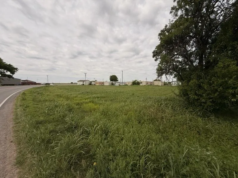 Photo 2 — 605 SW 4th Street, Tuttle, OK 73089
