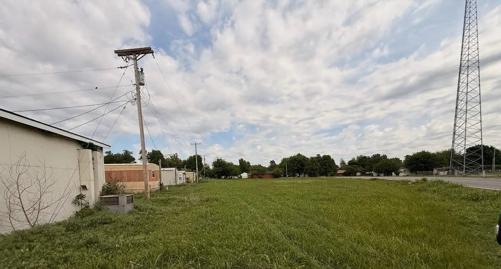 Photo 5 — 605 SW 4th Street, Tuttle, OK 73089