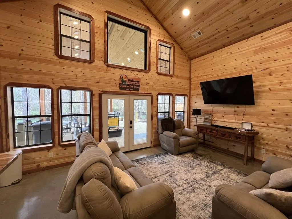 Photo 3 — 915 Riverview Road, Smithville, OK 74957