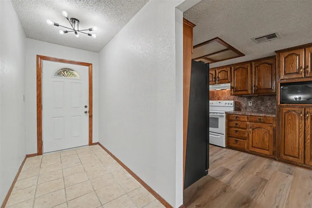 Photo 8 — 308 Elkview Drive, Elk City, OK 73644