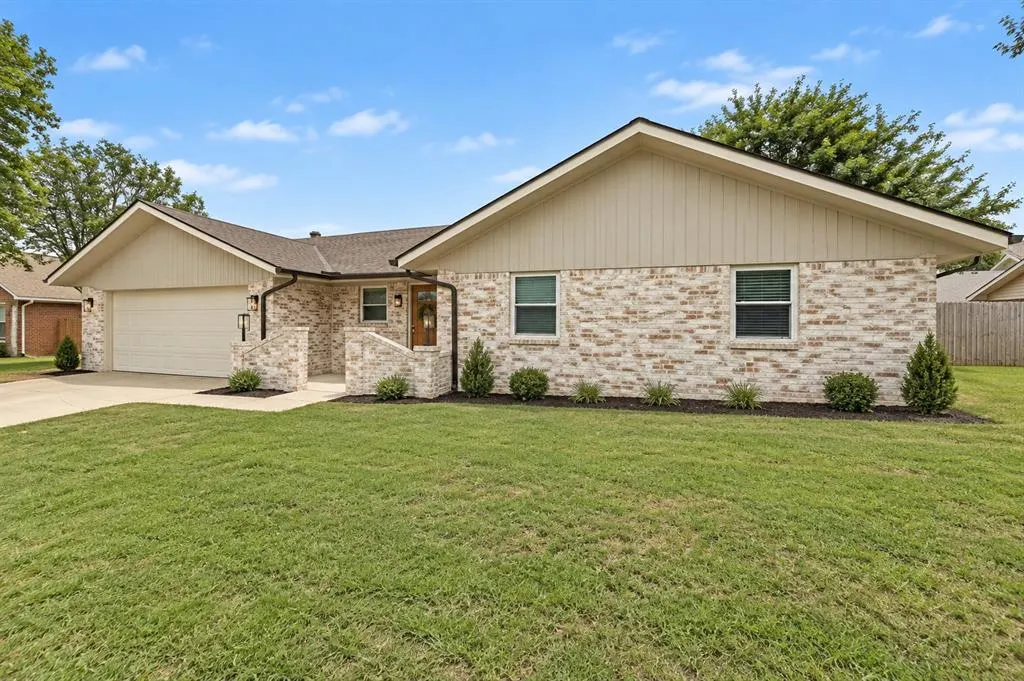 Front exterior — 308 Elkview Drive, Elk City, OK 73644