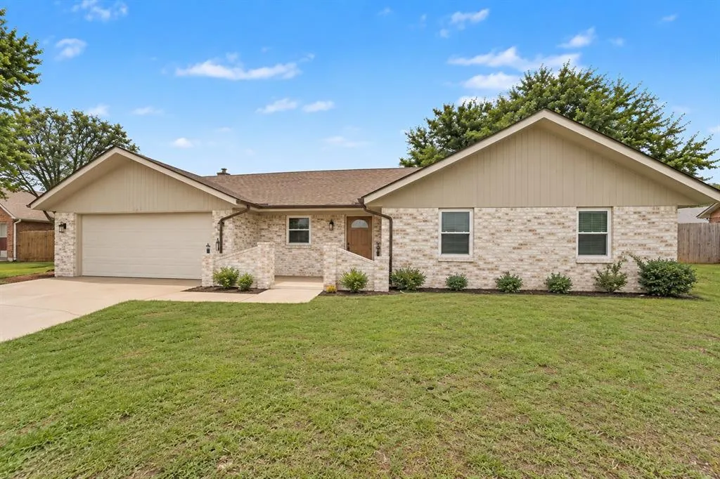 Photo 2 — 308 Elkview Drive, Elk City, OK 73644