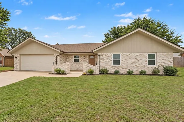 Photo 2 — 308 Elkview Drive, Elk City, OK 73644
