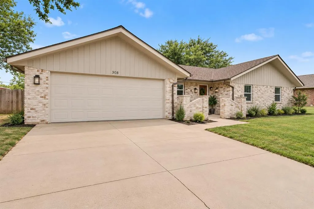 Photo 3 — 308 Elkview Drive, Elk City, OK 73644