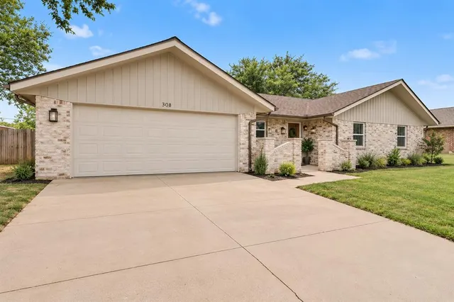 Photo 3 — 308 Elkview Drive, Elk City, OK 73644