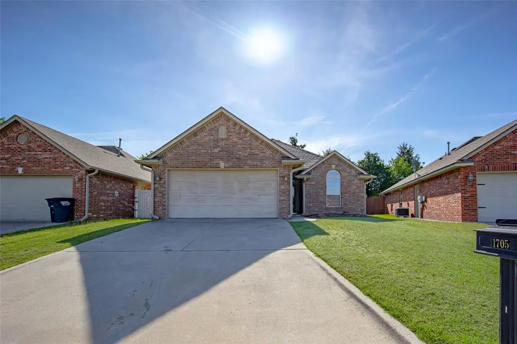Photo 2 — 1705 Bridlewood Court, Shawnee, OK 74804