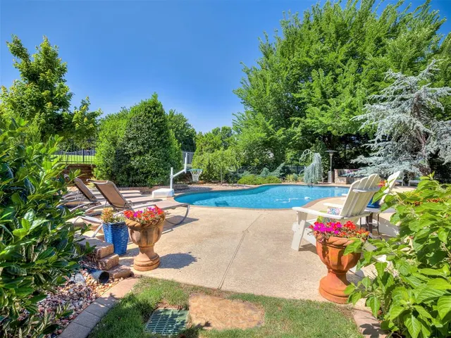 Front exterior — 124 Lakeview Court, Edmond, OK 73003