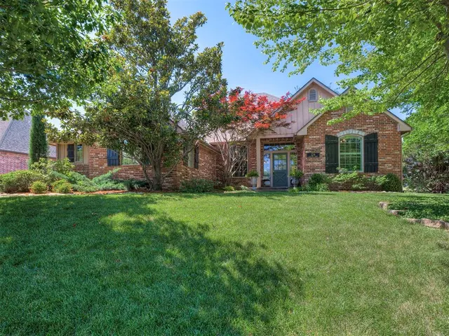 Photo 2 — 124 Lakeview Court, Edmond, OK 73003