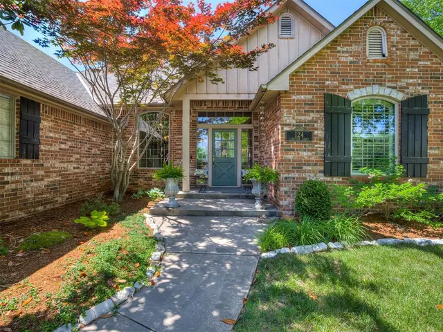 Photo 3 — 124 Lakeview Court, Edmond, OK 73003