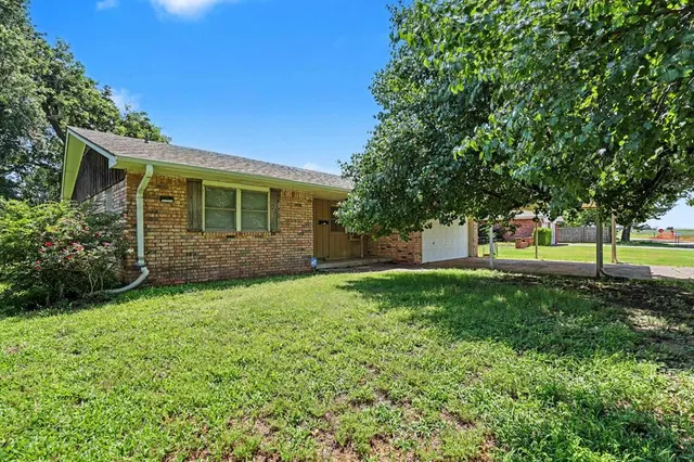 Photo 2 — 605 NW North Street, Minco, OK 73059