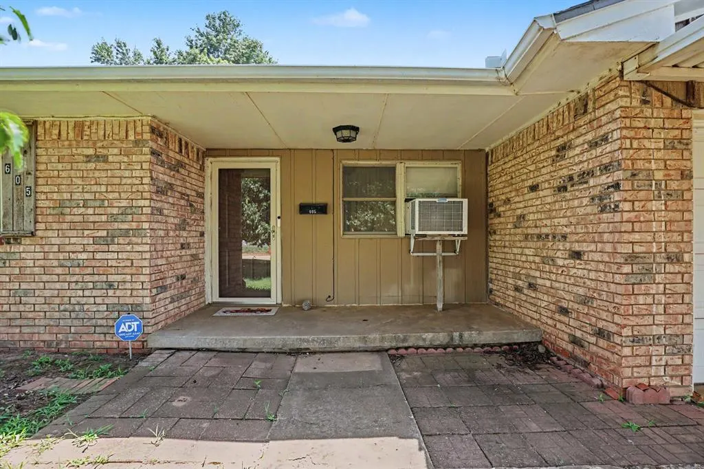Photo 3 — 605 NW North Street, Minco, OK 73059