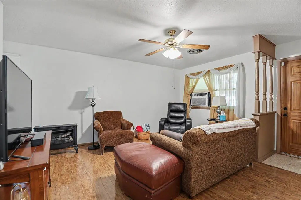 Photo 5 — 605 NW North Street, Minco, OK 73059
