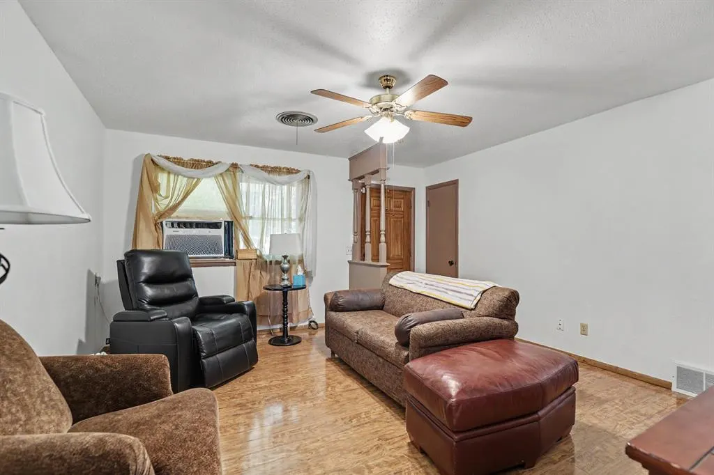 Photo 6 — 605 NW North Street, Minco, OK 73059