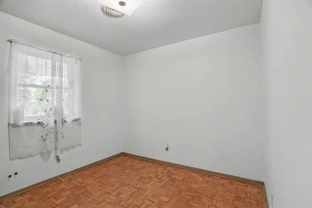 Photo 13 — 605 NW North Street, Minco, OK 73059