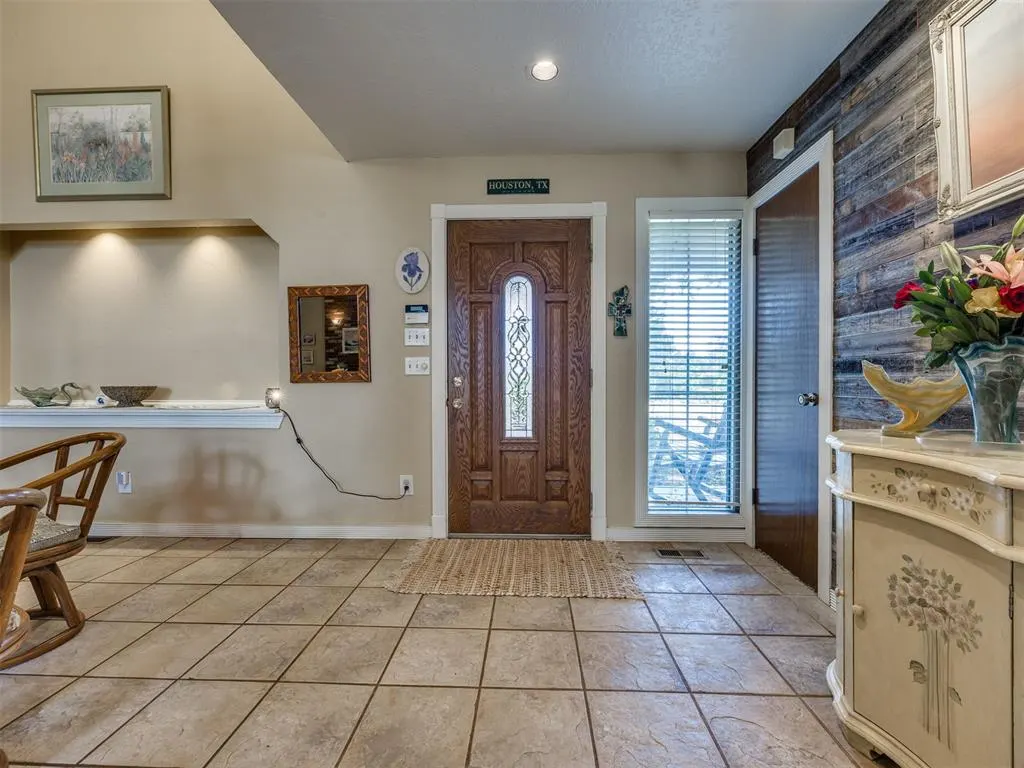 Photo 4 — 7104 N Lakeway Drive, Warr Acres, OK 73132