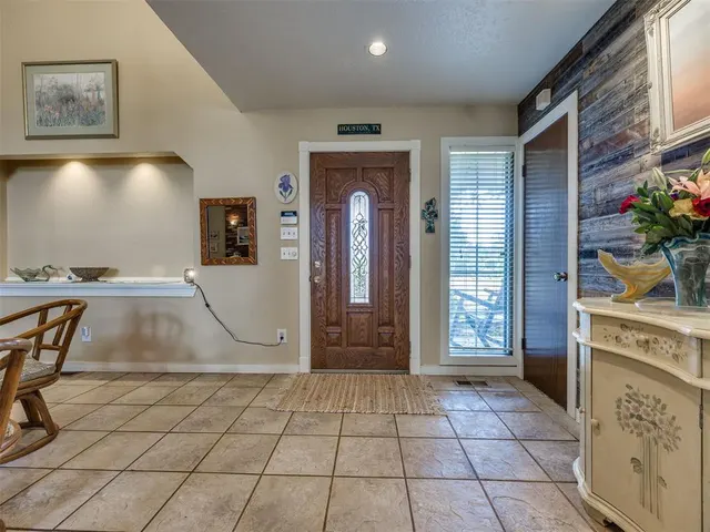 Photo 4 — 7104 N Lakeway Drive, Warr Acres, OK 73132